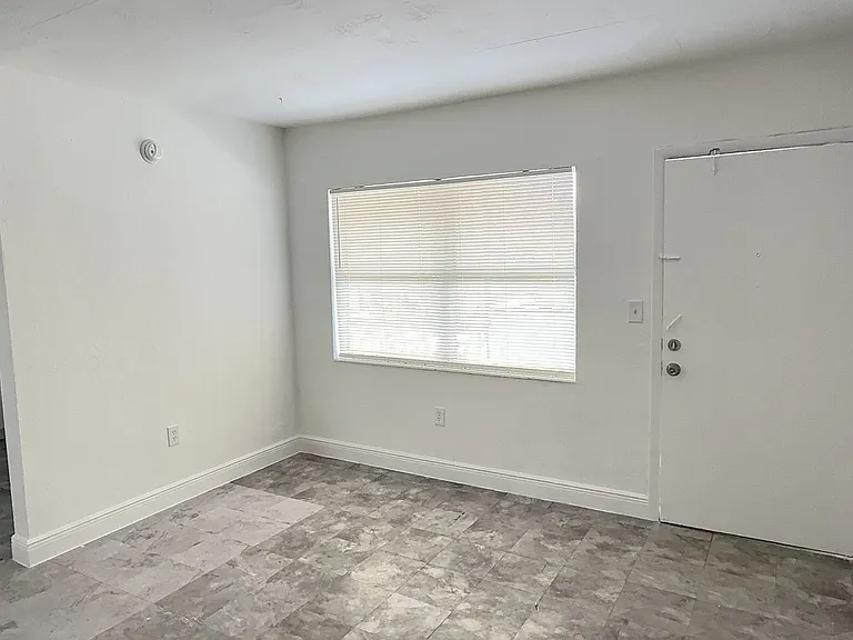 Airport Manor — Photo 10
