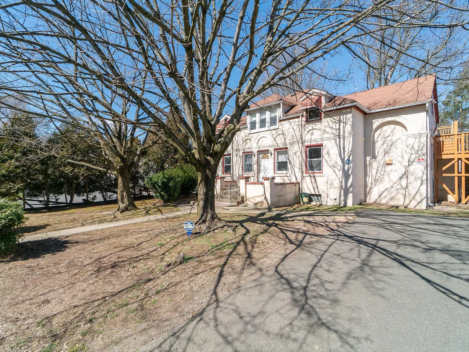 5 bed, 2000 sqft, $3,200 — Photo 2