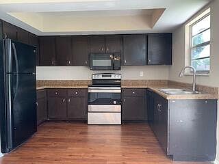 4th image of 302 NE Camelot Drive