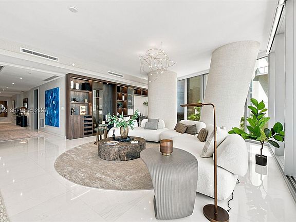 5th image of 300 Biscayne Boulevard Way #301