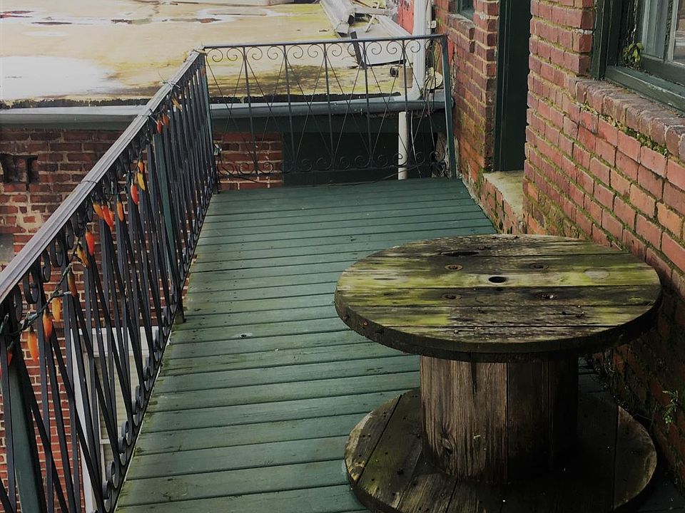 Balcony overlooking Jones Street