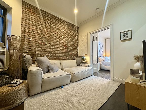 5th image of 604 E 9th St APT 1