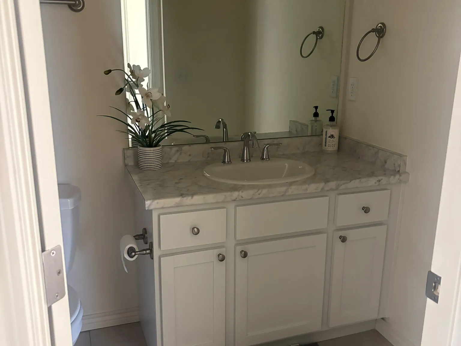 3 bed, 2.5 bath, 2377 sqft, $3,000 — Photo 2