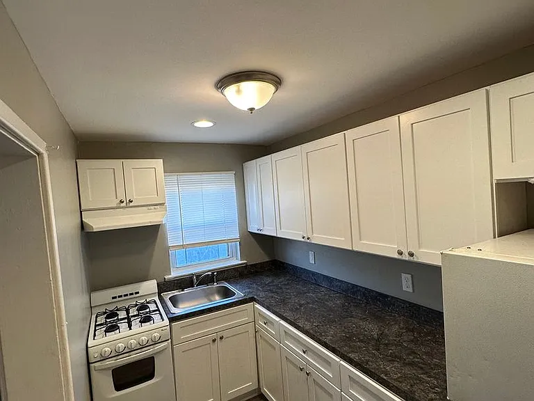 728 E Chester Pike — Photo 3