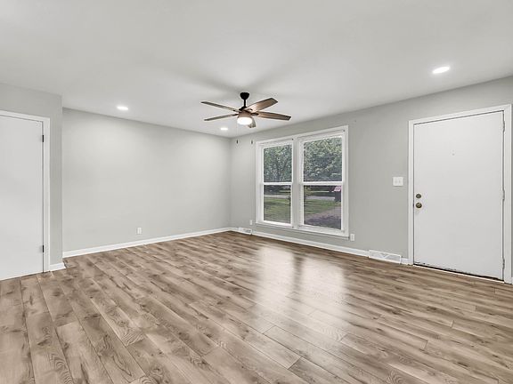 4th image of 210 Maplewood Dr