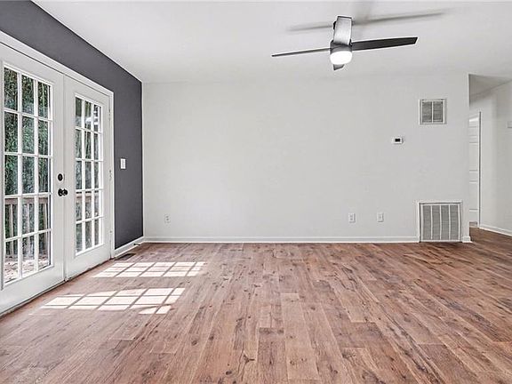 5th image of 224 Friendly Ave