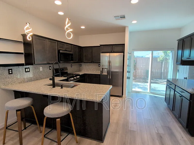 4 bed, 2.5 bath, 1565 sqft, $3,823 — Photo 4