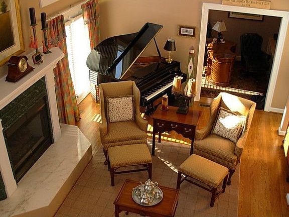 4th image of 10 Bachman Ct