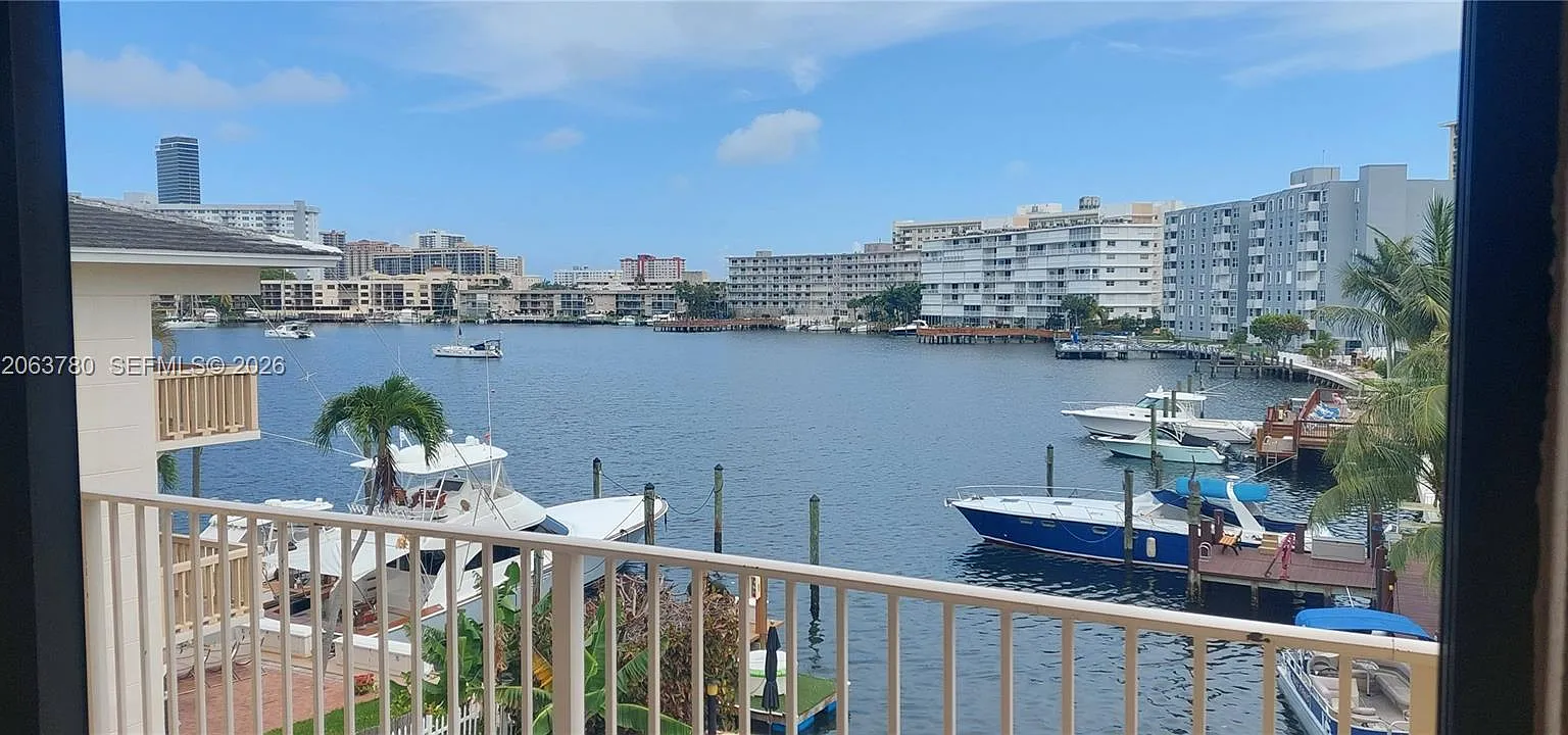 Golden Isles Lakes Condo — Photo 1