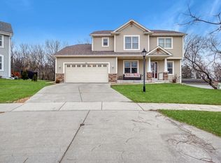 2300 River Hill Ct, Waukesha, WI 53189