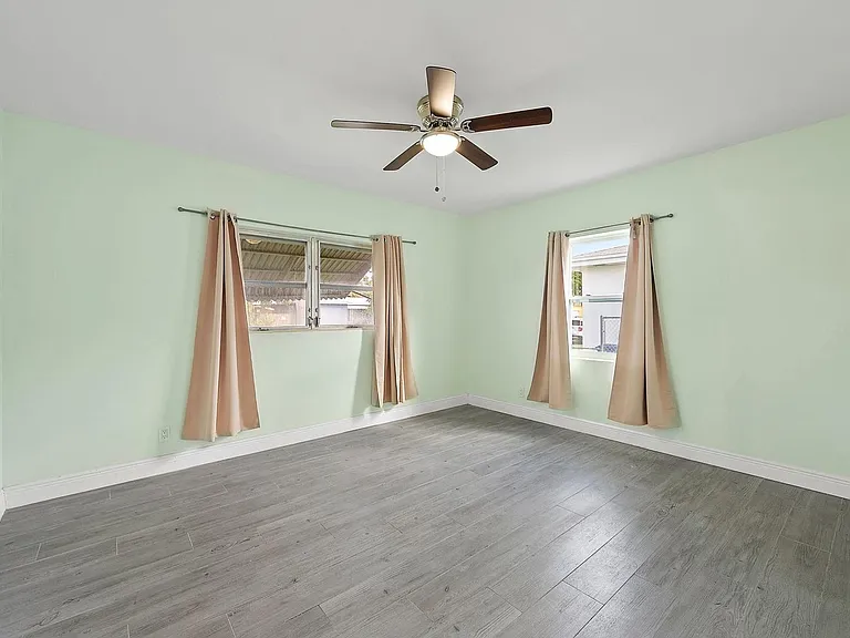 135 E 28th St — Photo 13