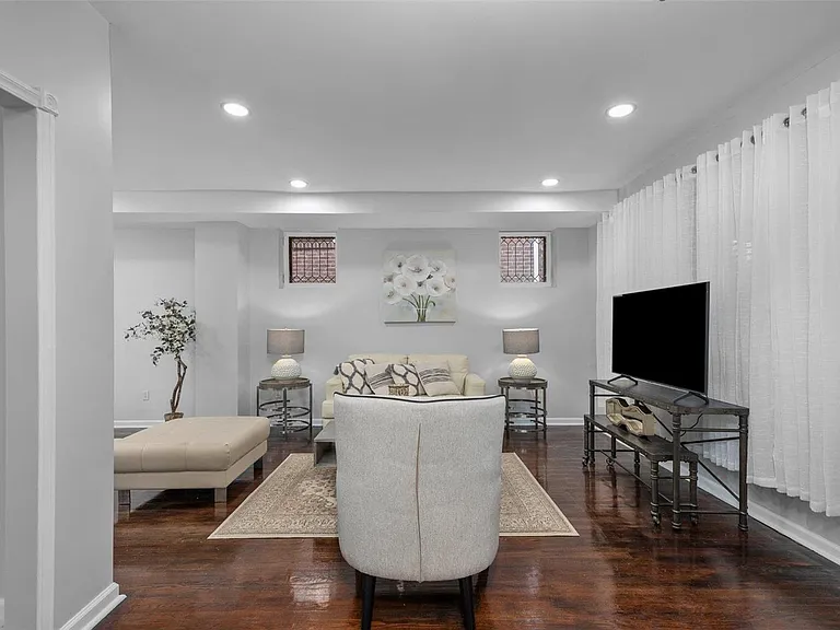 5911 Pershing Ave — Photo 4