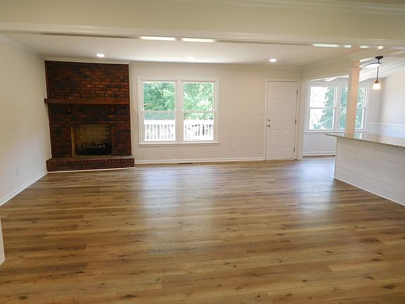 4th image of 110 Cambridge Cir