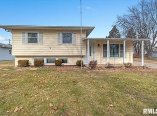 1629 Deerfield Rd, Chatham, IL 62629