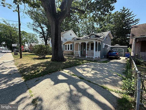 3rd image of 915 W Main St