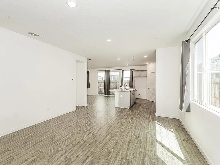 2844 N Vahe — Photo 11