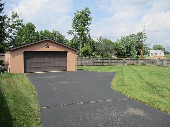 4th image of 32 Christy Lee Dr