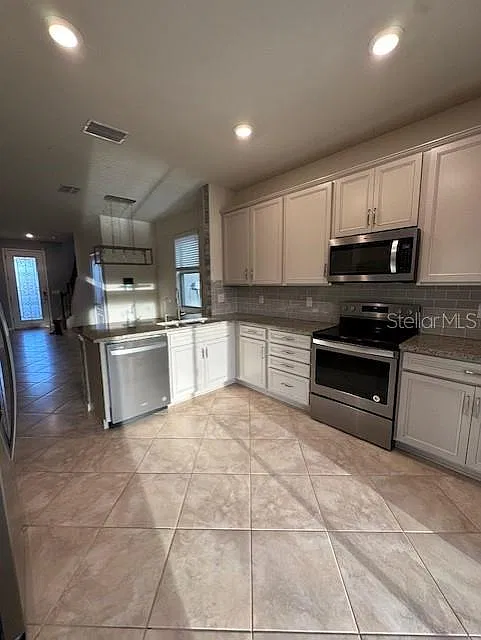 4 bed, 3.0 bath, 2172 sqft, $3,000 — Photo 3