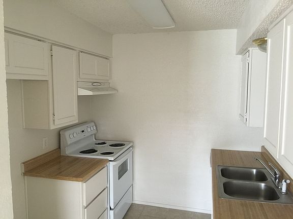 Kitchen, w/ no refrigerator