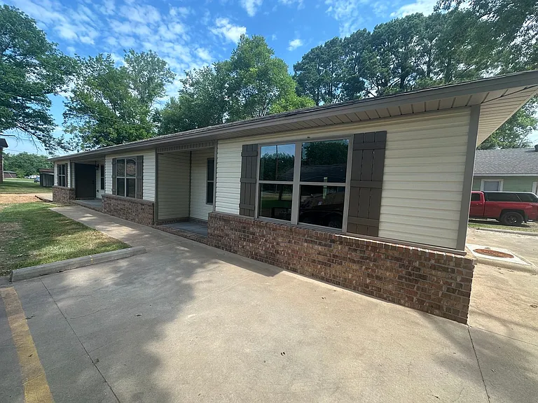 909 N El Paso Ave — Photo 2