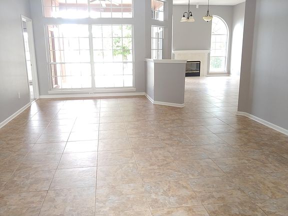 5th image of 113 Nottingham Dr E