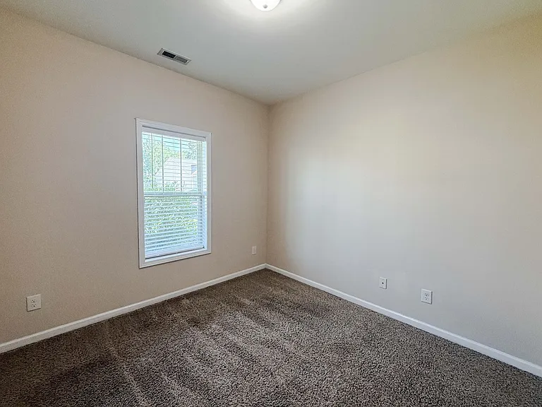 728 Roanoke Dr — Photo 16