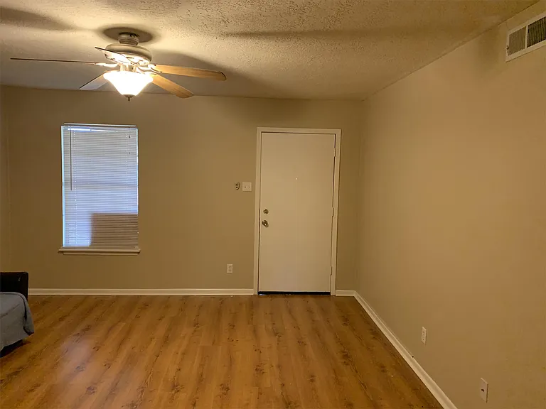 208-210 Yale Ct — Photo 6