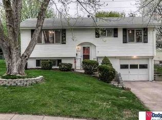 9016 Valley View Dr, La Vista, NE 68128