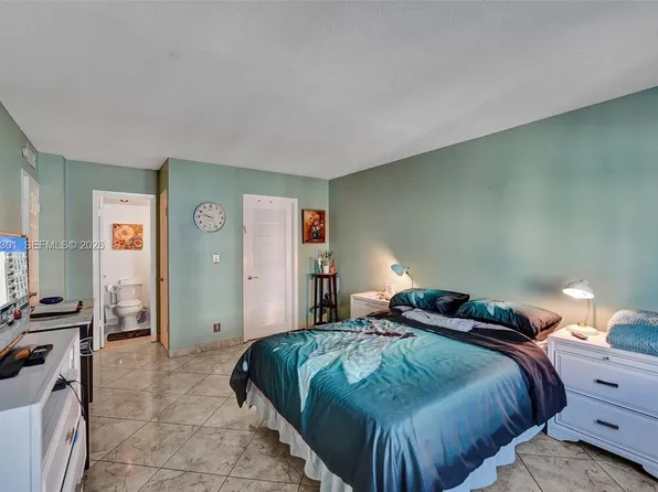 430 Golden Isles Dr APT 705, Hallandale Beach, FL 33009
