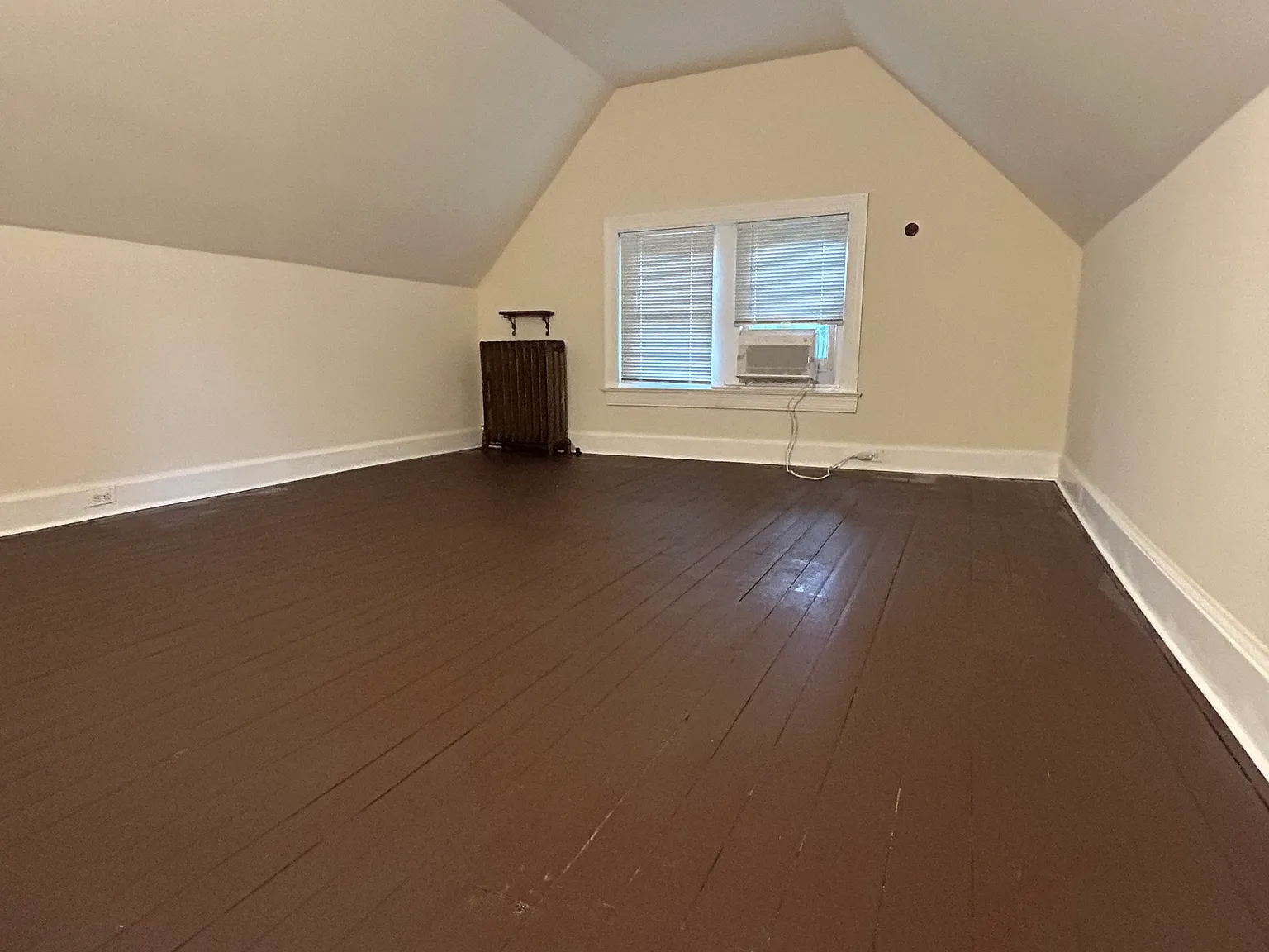 6 bed, 3.5 bath, 3976 sqft, $4,900 — Photo 2