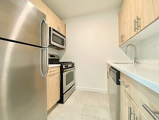 5th image of 520 W 43rd St #K16