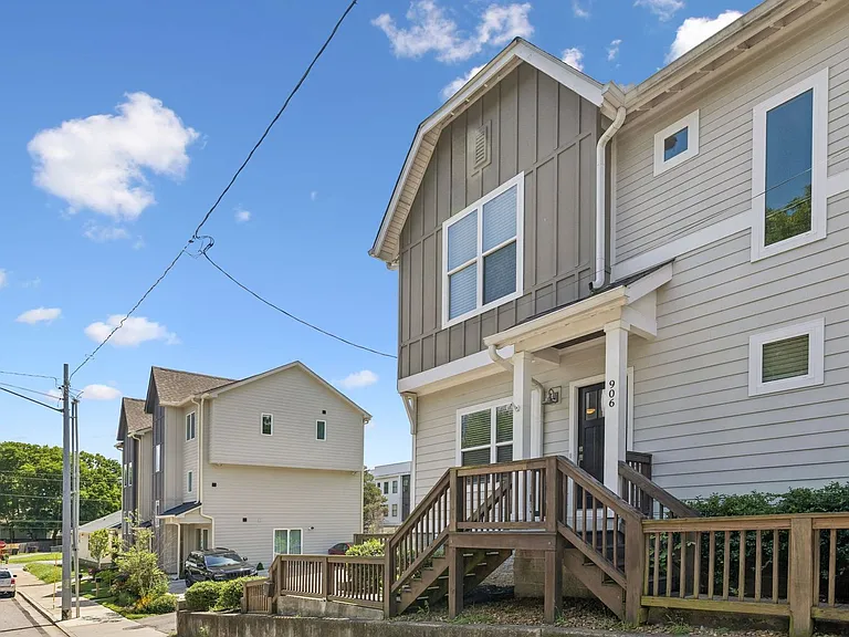 906 Smiley St — Photo 3