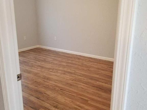 3rd image of 906 W George St