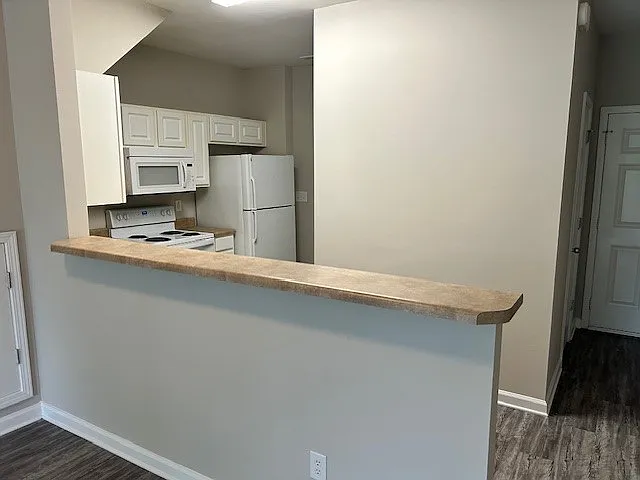 3 bed, 2.5 bath, 1400 sqft, $1,700 — Photo 3