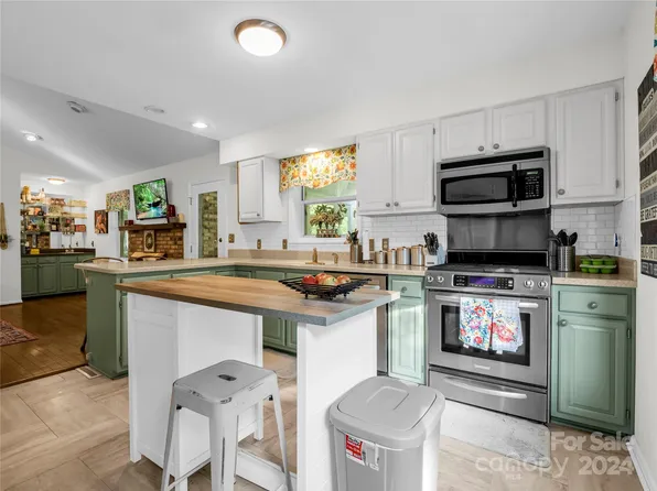 26 Chariot Ct, Hendersonville, NC 28791