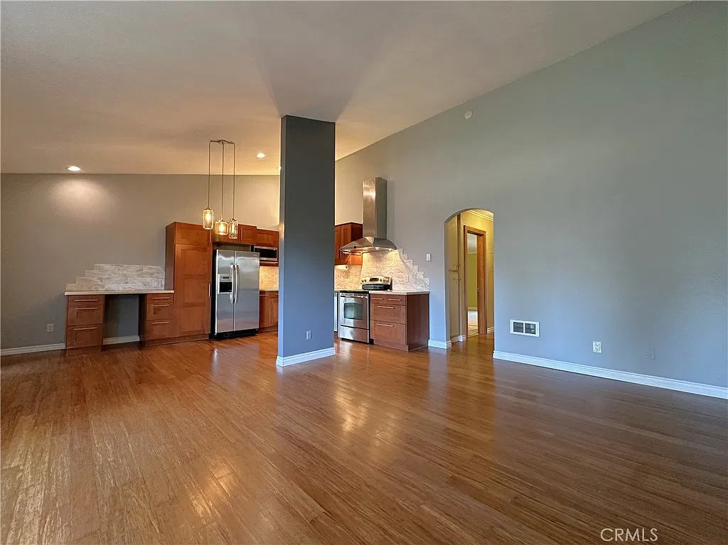2 bed, 949 sqft, $3,400 — Photo 2