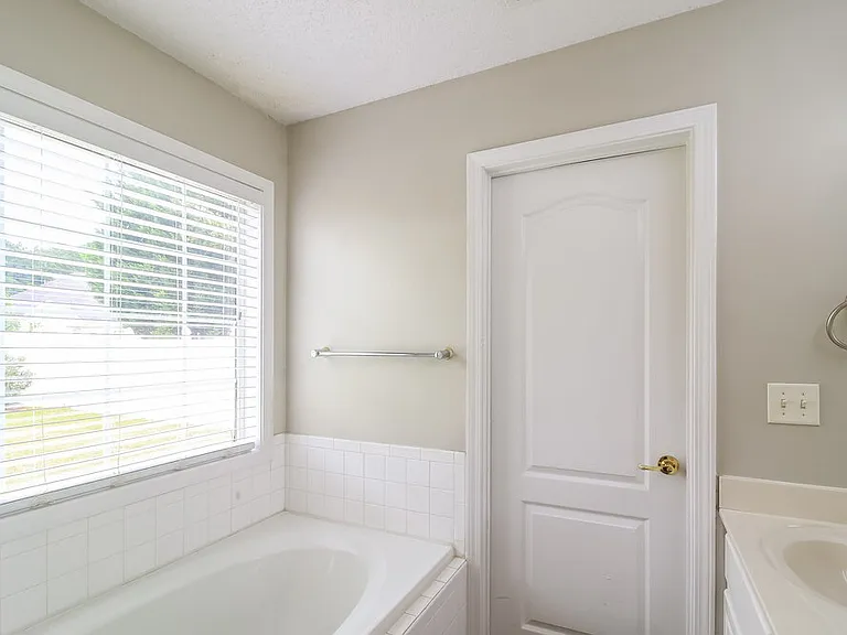 1303 Vine Cir — Photo 13