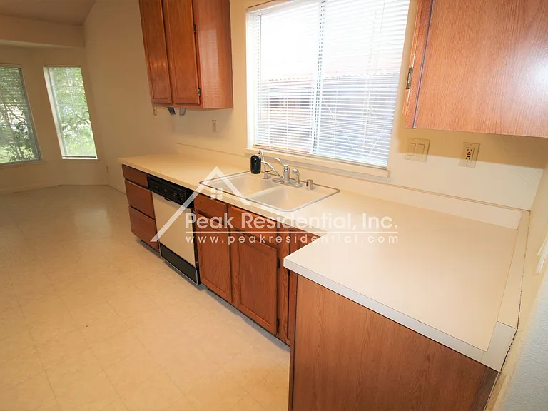 1024 Moreno Way — Photo 8