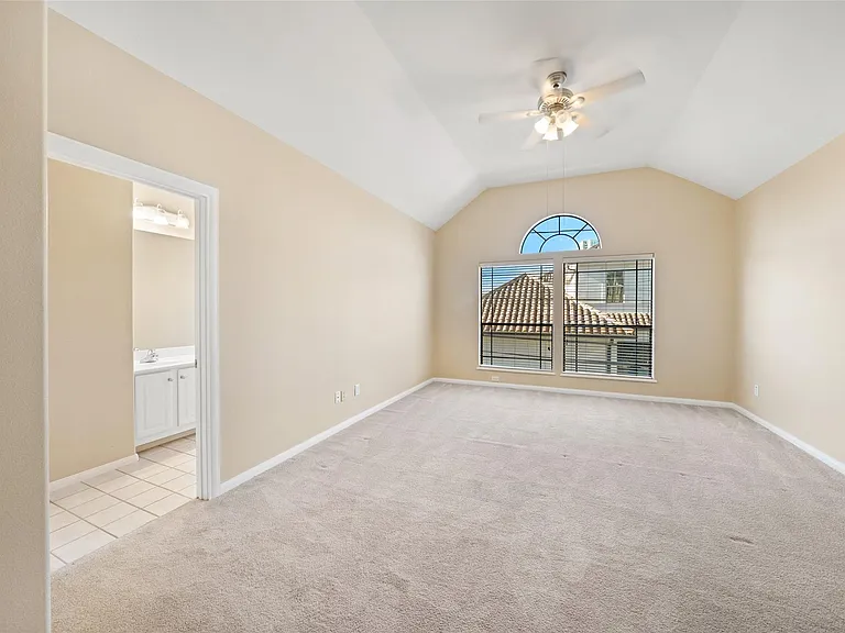 2406 Calumet St — Photo 8