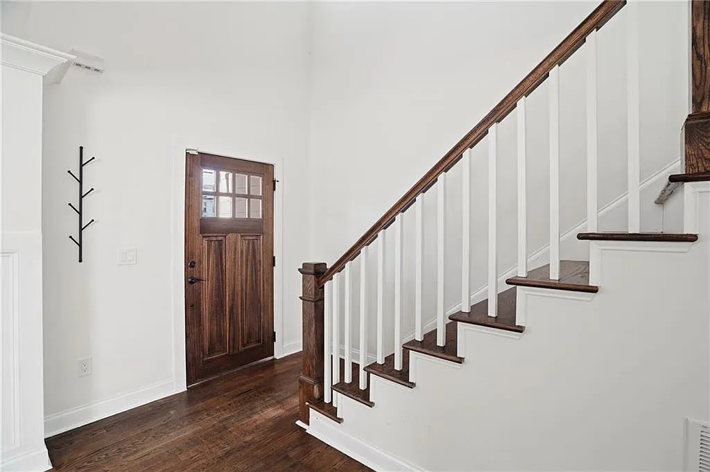 5 bed, 2.5 bath, 2324 sqft, $3,800 — Photo 2