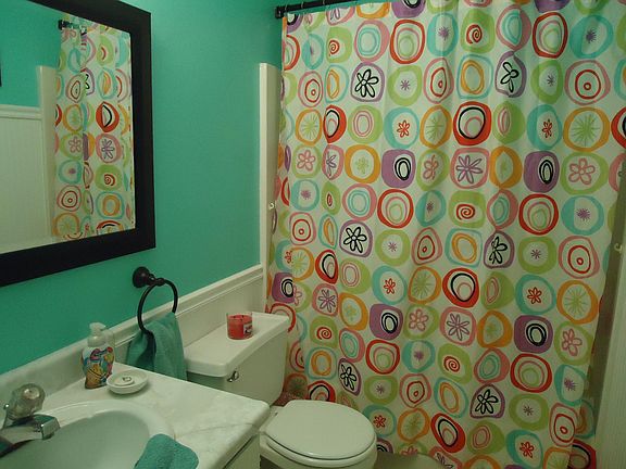 Main floor bath. Tub/shower