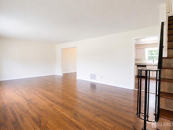 3rd image of 25 Lincoln Ave