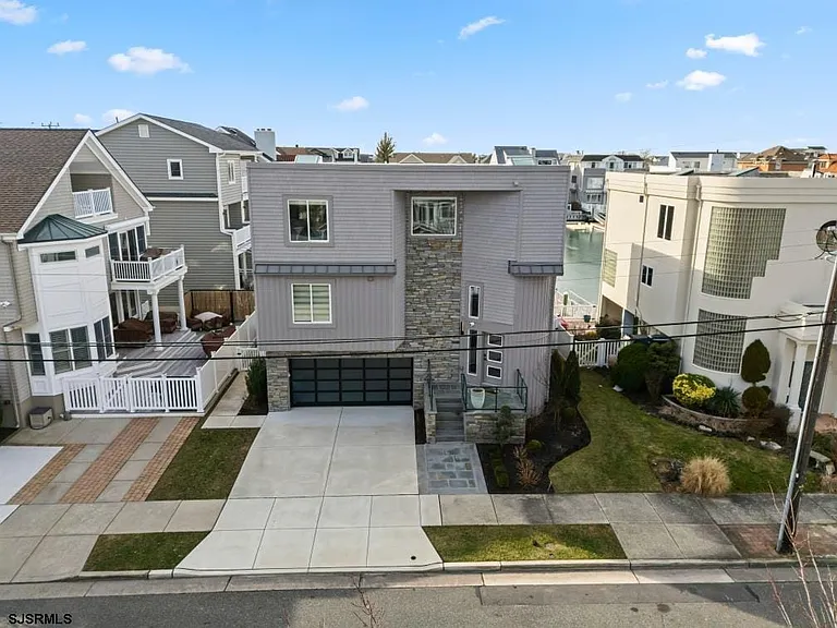 302 N Nassau Ave — Photo 1