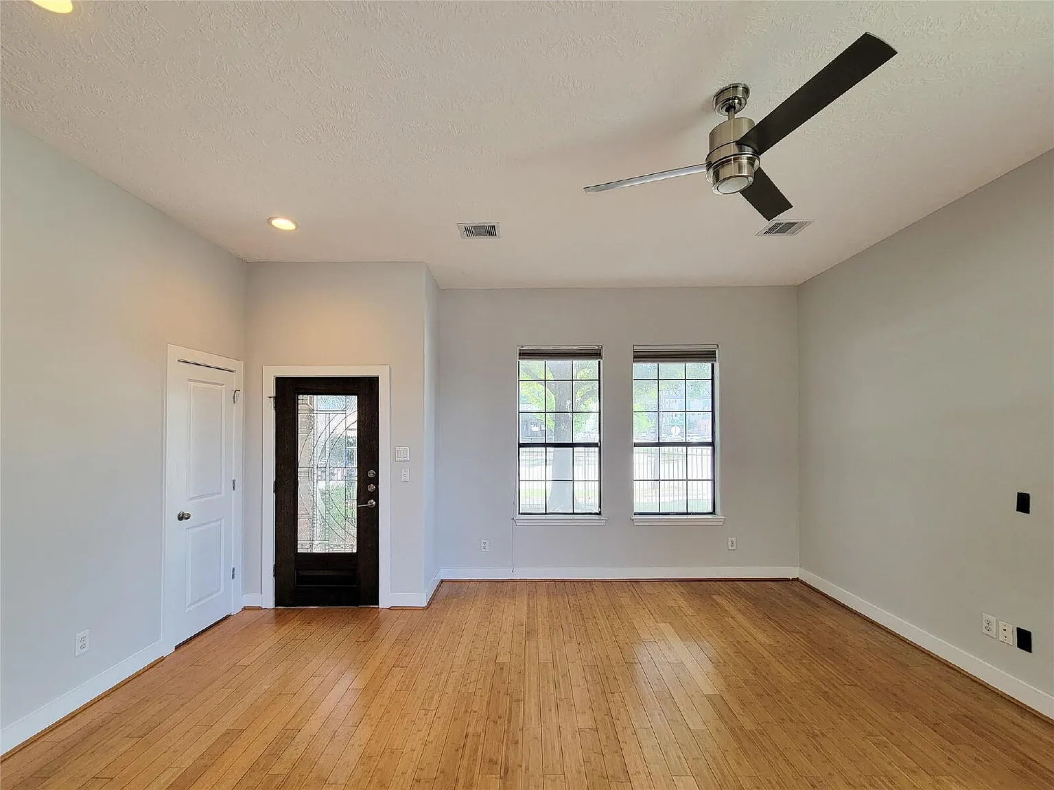 3 bed, 2.5 bath, 2309 sqft, $2,350 — Photo 4