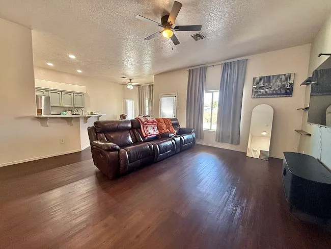 4 bed, 1807 sqft, $1,995 — Photo 3