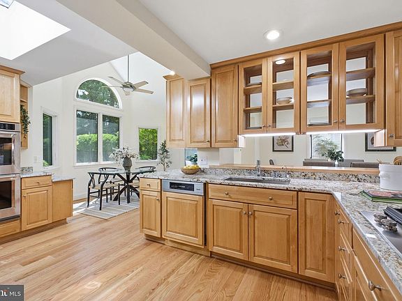 3rd image of 2101 Reynolds St