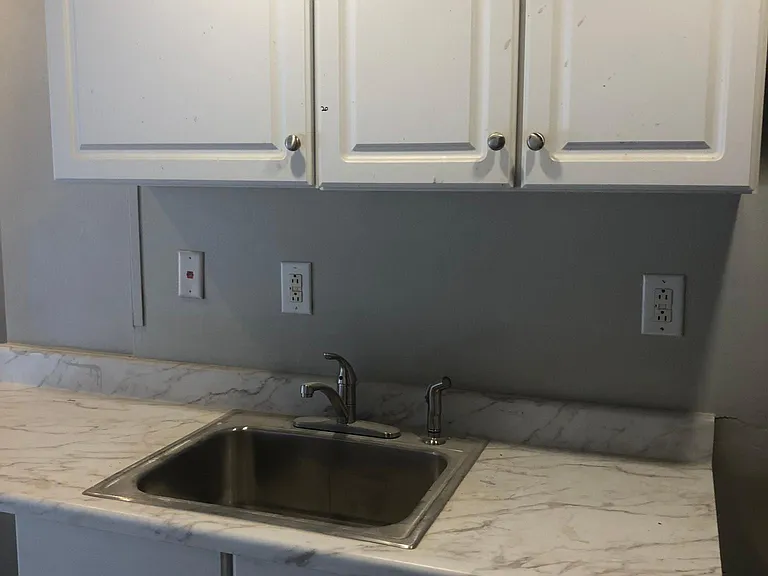132 College St — Photo 3