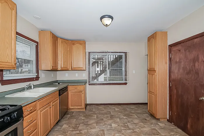 3 bed, 1.0 bath, 1452 sqft, $1,895 — Photo 2