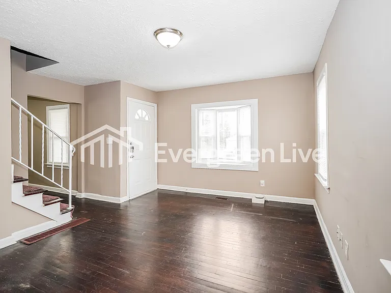 2272 Delavan Dr — Photo 4