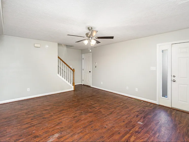 306 Alex Ln — Photo 3